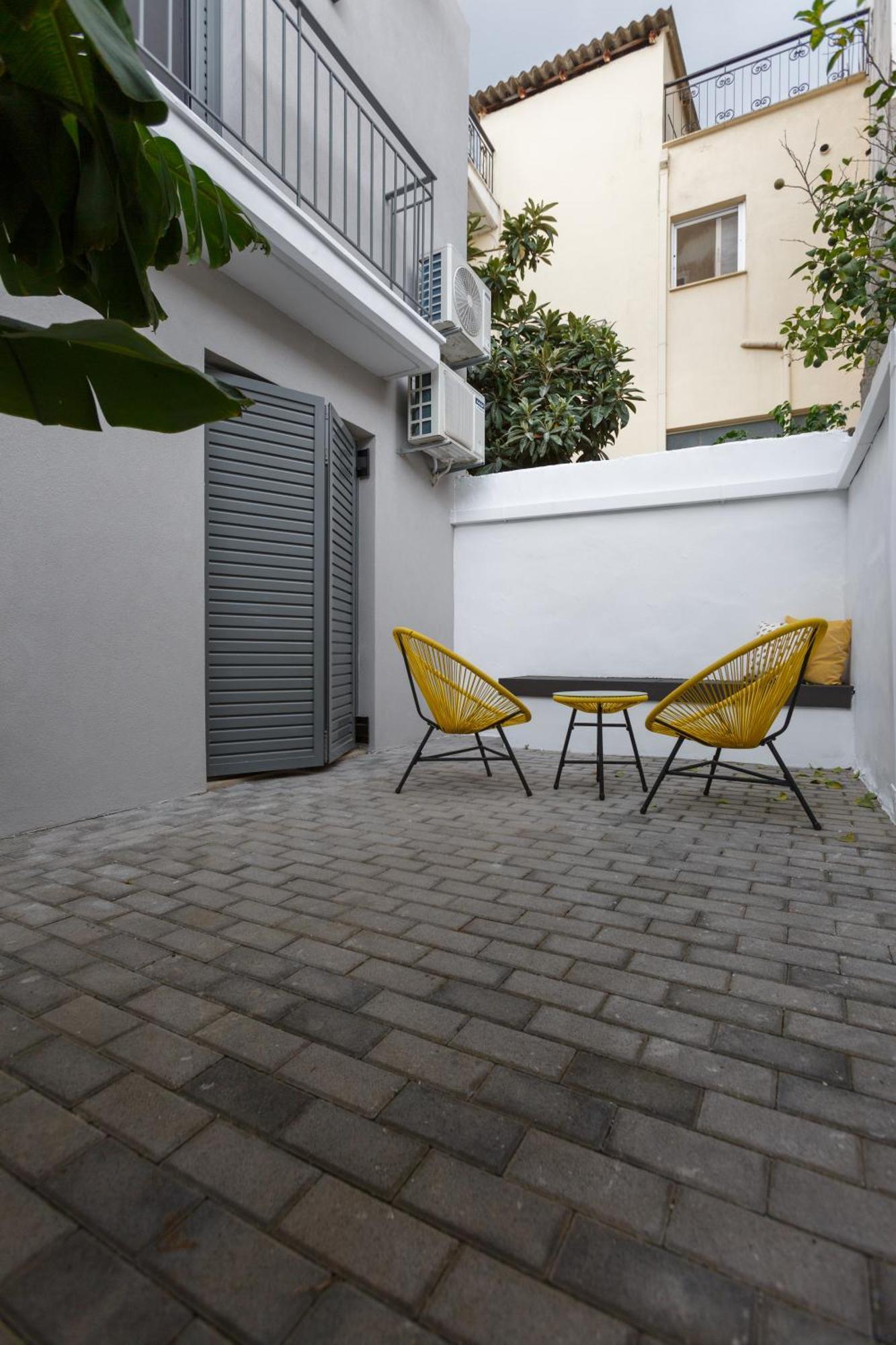 Groundfloor 2Br Apt With Smallyard Near The Heart Of Kalamata Esterno foto