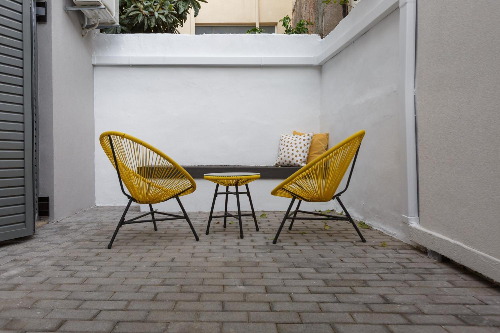 Groundfloor 2Br Apt With Smallyard Near The Heart Of Kalamata Esterno foto